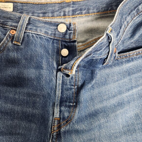 Levis Premium 501 Jeans Men 28x32 Button Fly Medium Wash Blue Denim Straight Fit - Picture 5 of 10